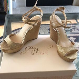 Jewel Badgley Mischka gold glitter wedges